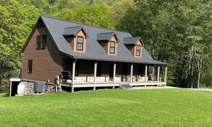 Hyner Cabina | Large 7-Bedroom Cabin Overlooking Pine Creek in Jersey Mills