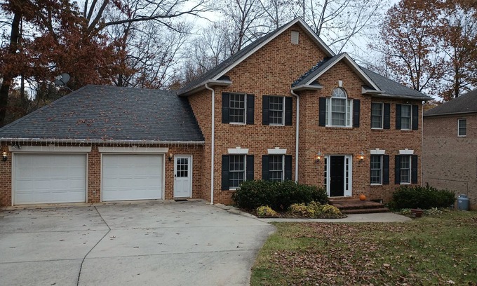 Lynchburg Casa | Large Beautiful quality home in a quiet subdivision.