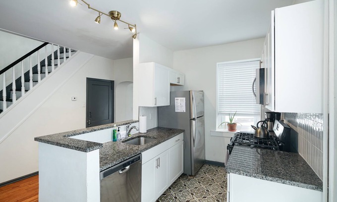 Roxborough-Manayunk Apartamento | Large Parisian Inspired Apartment in Heart of Manayunk