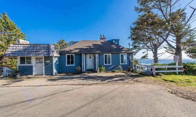 Lincoln City Apartamento | LARGE BOUTIQUE VINTAGE 2 BEDROOM OCEAN VIEW SUITE #2 W/FULL KITCHEN&WOOD BURN FP