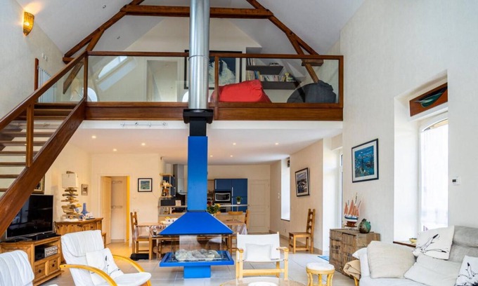 Etel Casa | Large, bright renovated farmhouse