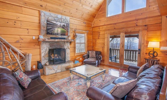 Zionville Cabina | Cabaña de madera 4BR, vista a la montaña de largo alcance, Suite King con bañera de hidromasaje, bañera de hidromasaje, mesas de juegos.