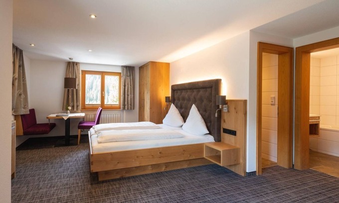 Damuels Casa | Large comfort double room with balcony - Hotel Restaurant Alpenblume