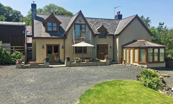 Llangammarch Wells Cabaña | Large detached property with an enclosed garden, perfect for children and pets to enjoy.