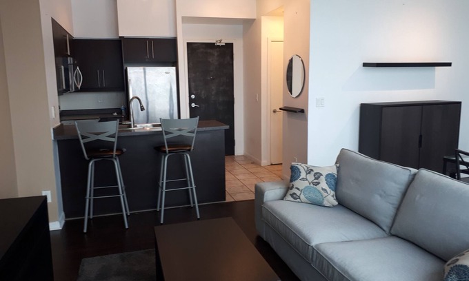 Bathurst Quay Condominio | Large Downtown 1 Bdrm condo high rise with city and lake view