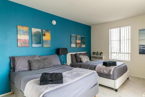 Mid-Wilshire Apartamento | Large Elegant Condo with Views near the Grove