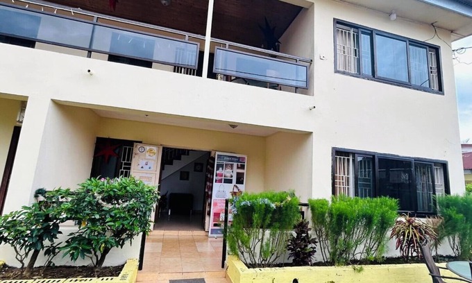 Freetown Cama Y Desayuno | Large ensuite Single , Excellence water system, Solar, generator, FREE WIFI, B&B