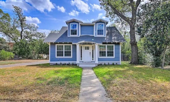 Uvalde Casa | Large Family Cottage near Main St Shops! Sleeps 9.