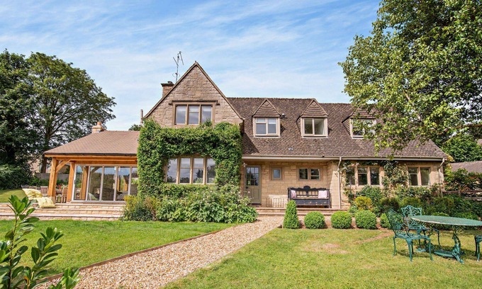 Naunton Casa | Large five bedroom dog friendly holiday accommodation in the Cotswolds - Hillside