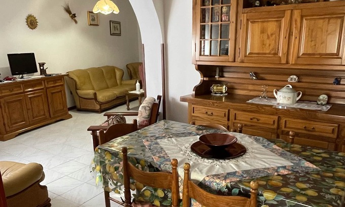 Muravera Apartamento | Amplio apartamento amueblado, situado en el centro histórico y a 3 km del mar.