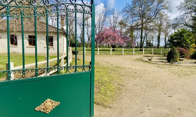 Port-de-Piles Casa | Large gîte in wooded grounds