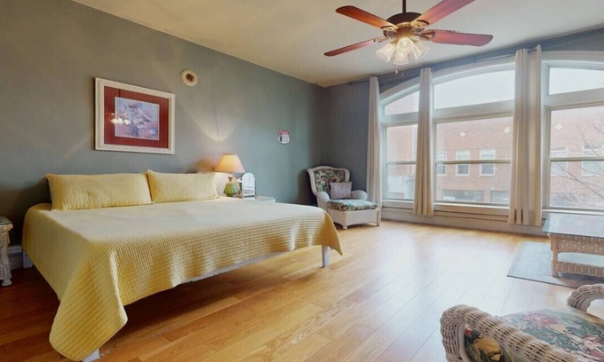Portsmouth Apartamento | Large Historic District Apartment with City View