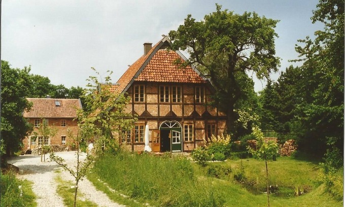 Hildesheim District Otro | Fachwerkhof con vistas a la resina y Leinebergland. Tanzlinde