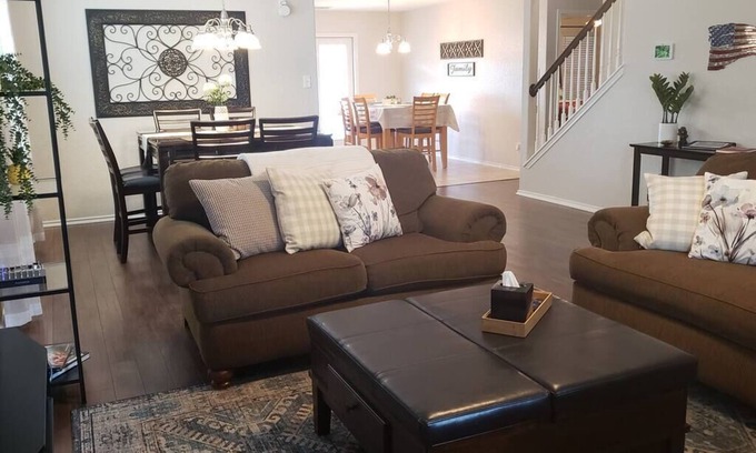 Southside Casa | Large home near Lackland base, mins to SeaWorld, easy access to major freeways