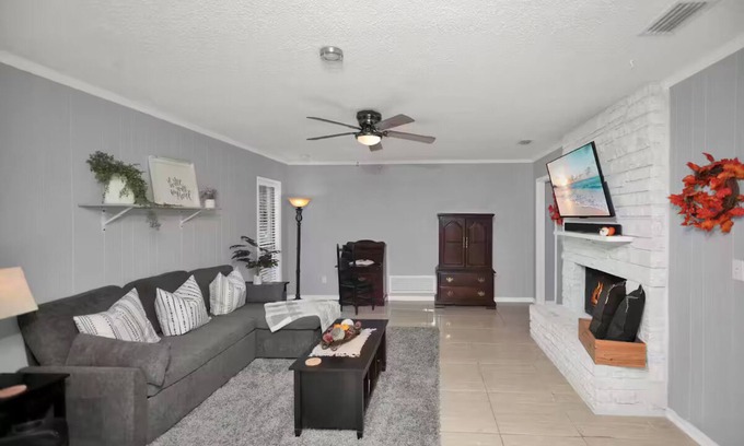 Jacksonville Casa | Large home, sleeps 12 with large yard, kitchen, AC, WiFi and lots of parking
