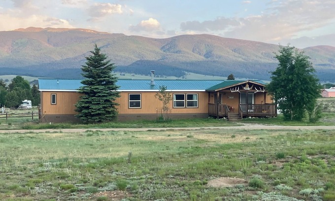 Eagle Nest Casa | Casa grande, el lago y vistas a la montaña ~ Angel Fire estación de esquí