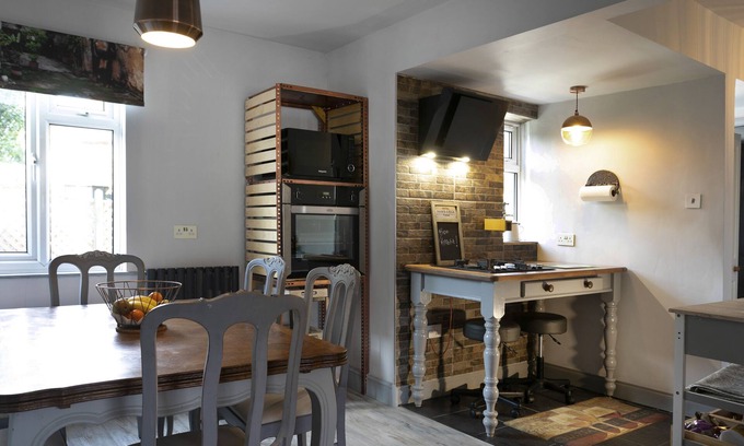 Newark Casa | Large house offering one bedroom in Newark Centre , Notts