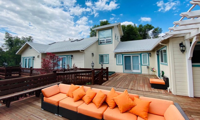 Groveland Chalet De Esquí | Large Lake Retreat - 7000 sqft - 5 min to lake beach!