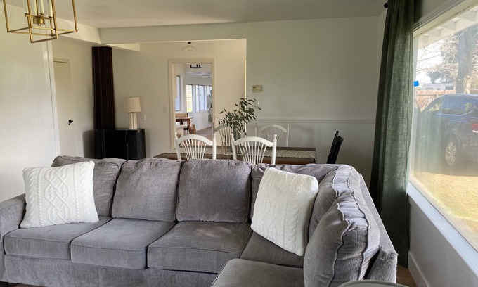 Raisin Casa | Large lot 3-bedroom house near Belmont Country Club