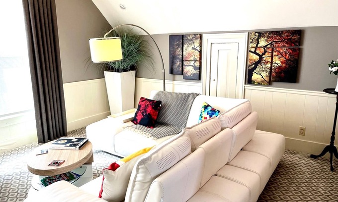 Findlay Apartamento | Large Luxury Downtown "Design Studio" One Bedroom Apartment