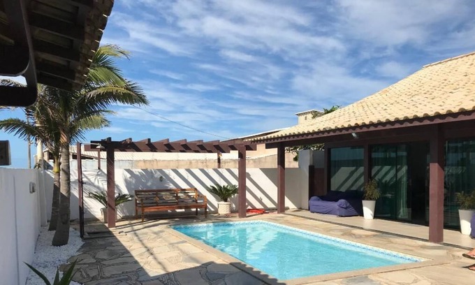 Sao Vicente de Paula Casa | Gran casa de playa moderna con piscina, área de barbacoa, sala de estar y área de relajación.