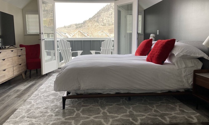 Okanagan-Similkameen Casa | Large modern home at The Cottages on Lake Osoyoos!