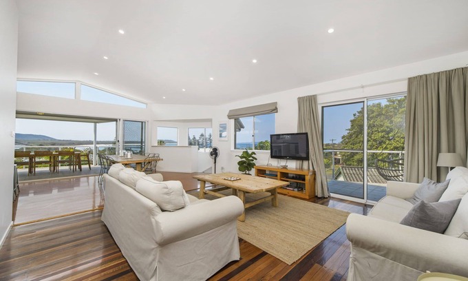 Crescent Head Casa | LARGE MODERN HOME, WATER VIEWS & CENTRAL LOCATION