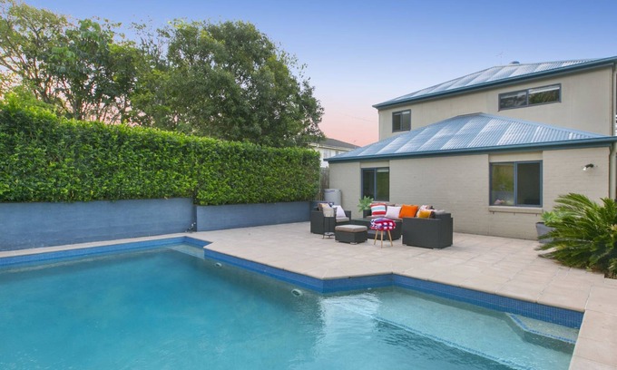 Yeronga Casa | Attn- Water Polo Champs- duerme 11- piscina, vistas de la ciudad, admite mascotas. MIN 5 NOCHE