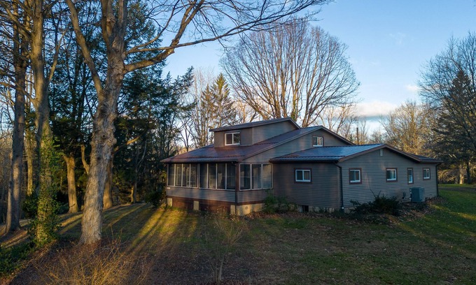 Girard Cabina | Large newly remodeled 5 bedroom house close to all Lake Erie Attractions!