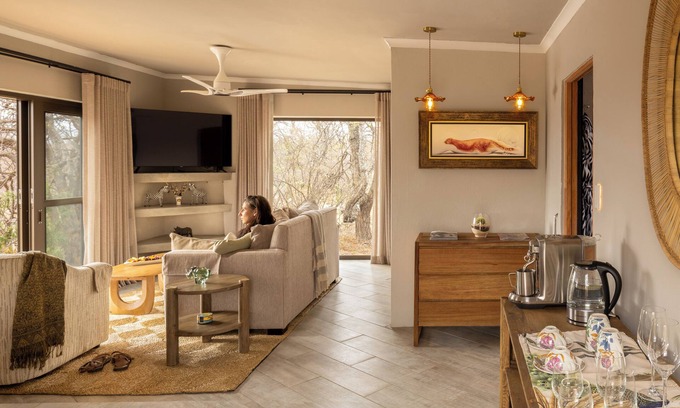 Hoedspruit Villa | Large open plan suite with private pool