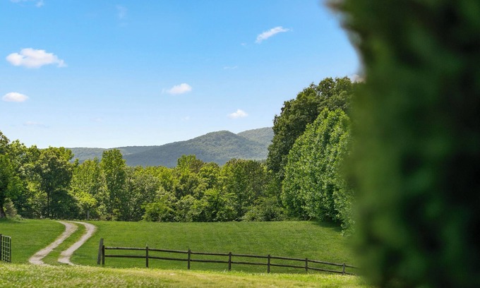 Jasper Casa | Large Ozark home w/large covered deck - 5 minutes from Jasper!