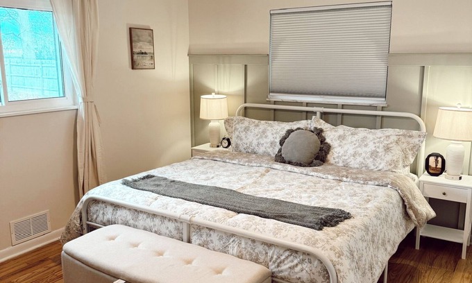 Indianapolis Casa | Large Ranch House Private Sleeps 12 Big Living Room and Back Yard Close Downtown