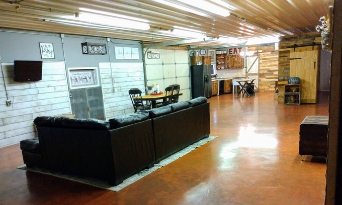 Wilder Casa | Large Rustic Metal Farm house