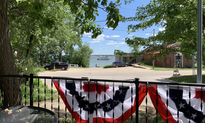 Clear Lake Casa | Large shaded deck w/view of the lake. Quiet retreat in the heart of Clear Lake.