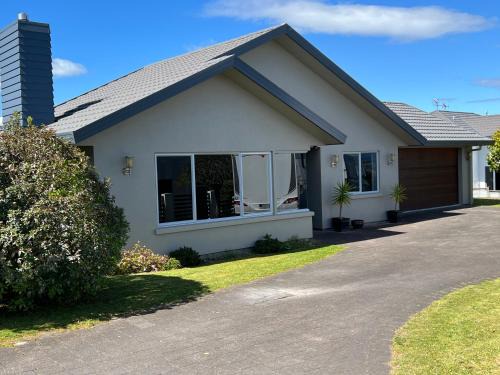 Nukuhau Casa | Large stand alone home with two living areas.