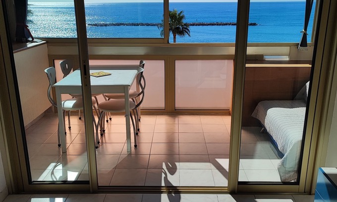 Saint-Laurent-du-Var Apartamento | Large studio by the sea direct access to the beach