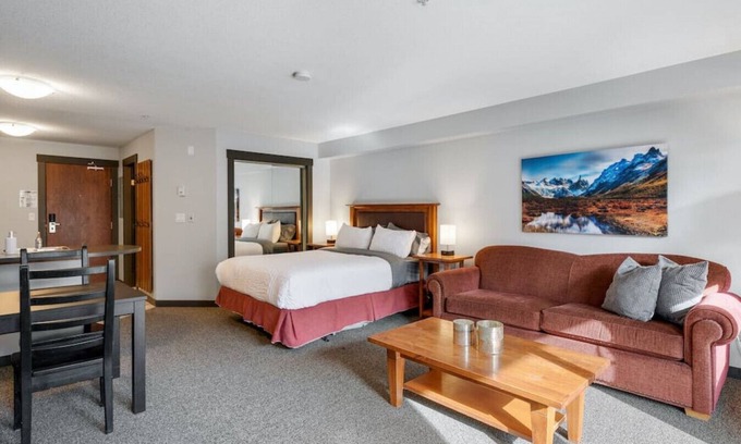 East Kootenay Condominio | LARGE Studio | Ski In/Out | Pools & Hot Tubs | Central Upper Village Location