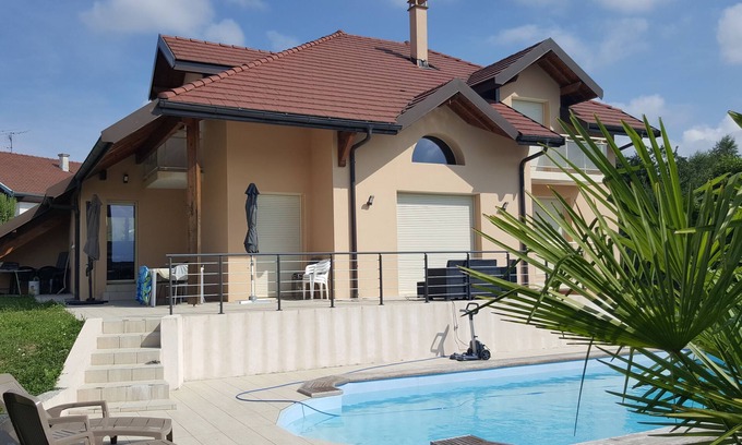 Meythet Villa | gran piscina con amplias terrazas