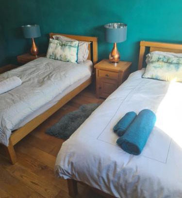 Pill Casa | Large twin room at Fir Tree Lodge, Shirehampton