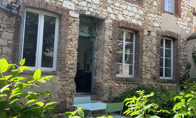 Villeneuve-l'Archeveque Casa | Large village house 1H30 from Paris. Between Burgundy and Champagne.