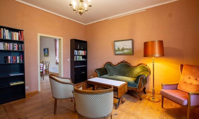 Borrentin Apartamento | Large vacation apartment in an old pastorate with fireplace and garden
