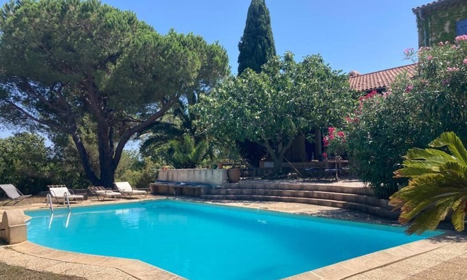 Le Pradet Villa | Gran villa con piscina, a 30 minutos a pie de la playa. En medio de la viña.