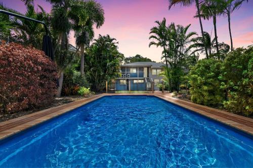 Urangan Casa | Large Waterfront Home With Pool