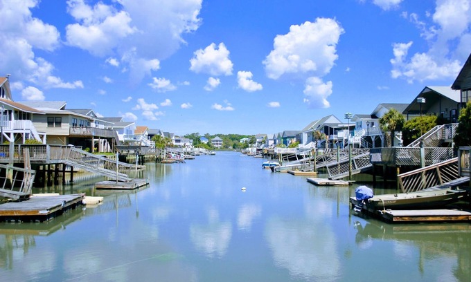 North Myrtle Beach Casa | ** PRECIOS CON DESCUENTO (noviembre-marzo) Acceso al agua, muelle flotante, a 1 cuadra de la playa