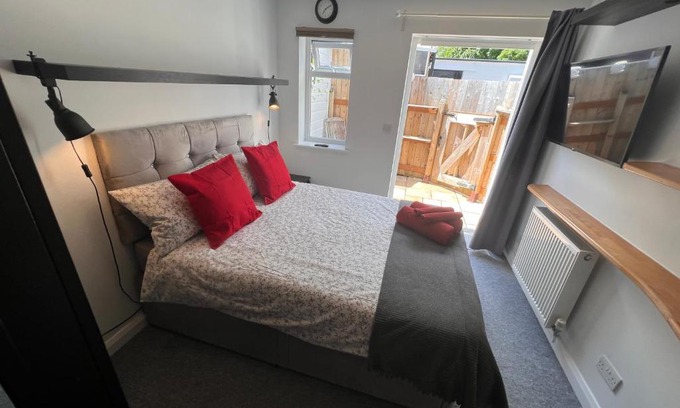 Bletchley Casa | Larmins Room