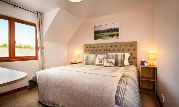Alness Cama Y Desayuno | Last-Minute Stay | En-Suite + King Bed + Parking