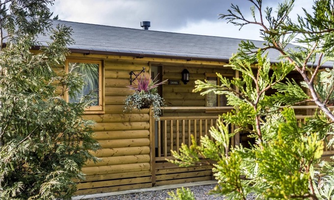 St. Florence Villa | Laurel Lodge - 2 Bedroom Log Cabin - St Florence