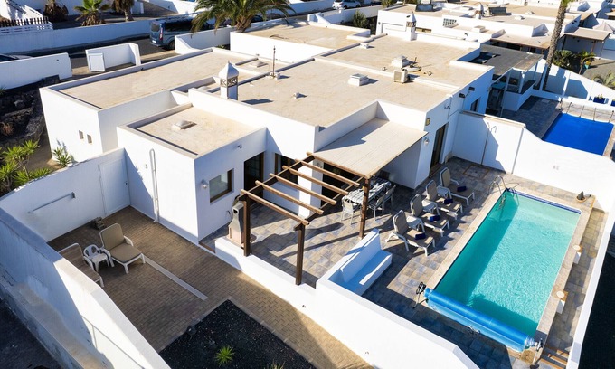 Playa Blanca Chalet De Esquí | Casa Lava and Sea - Piscina privada, BBQ y vistas al mar By Lanzarote Vacation Homes