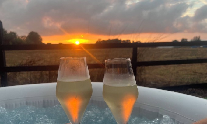 Wicklewood Cabina | Lavender Lodge - Pool and Hot Tub with sunset views over open fields & Fast WiFi