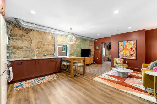 Stone Mountain Historic Village Apartamento | Lavish Loft on Main St - Walk to Stn Mtn Park!